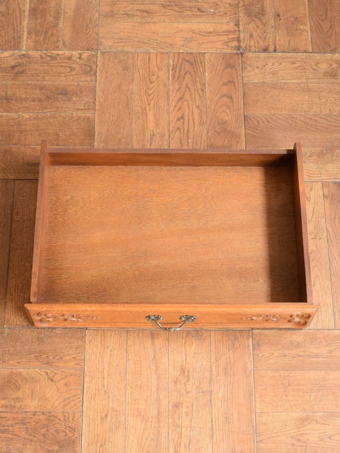 サイドボードの引き出しの中