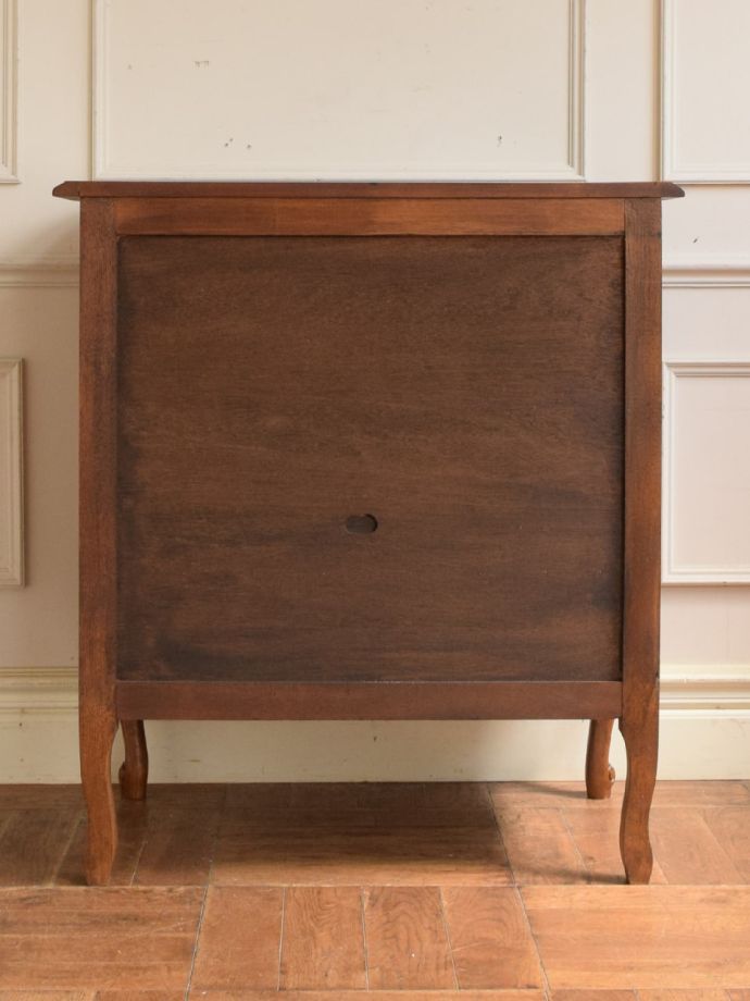 サイドボードの後ろ姿