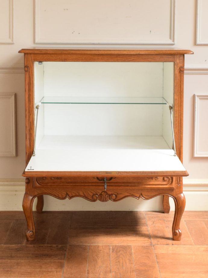 アンティークのキャビネットの扉の中