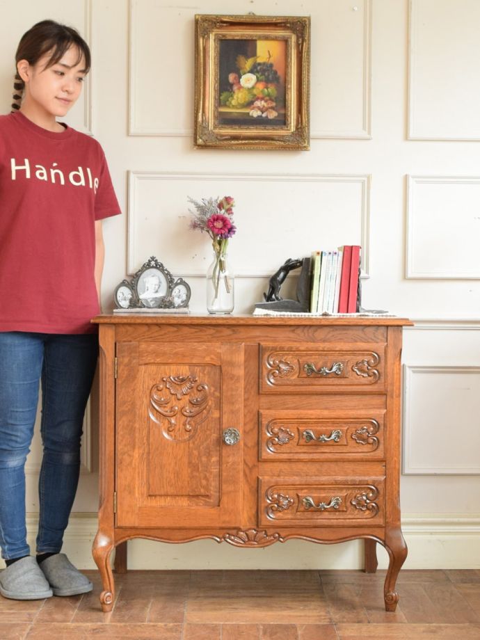 フランスの優雅なサイドボード