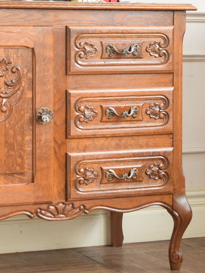 フランスのアンティークらしい美しい彫