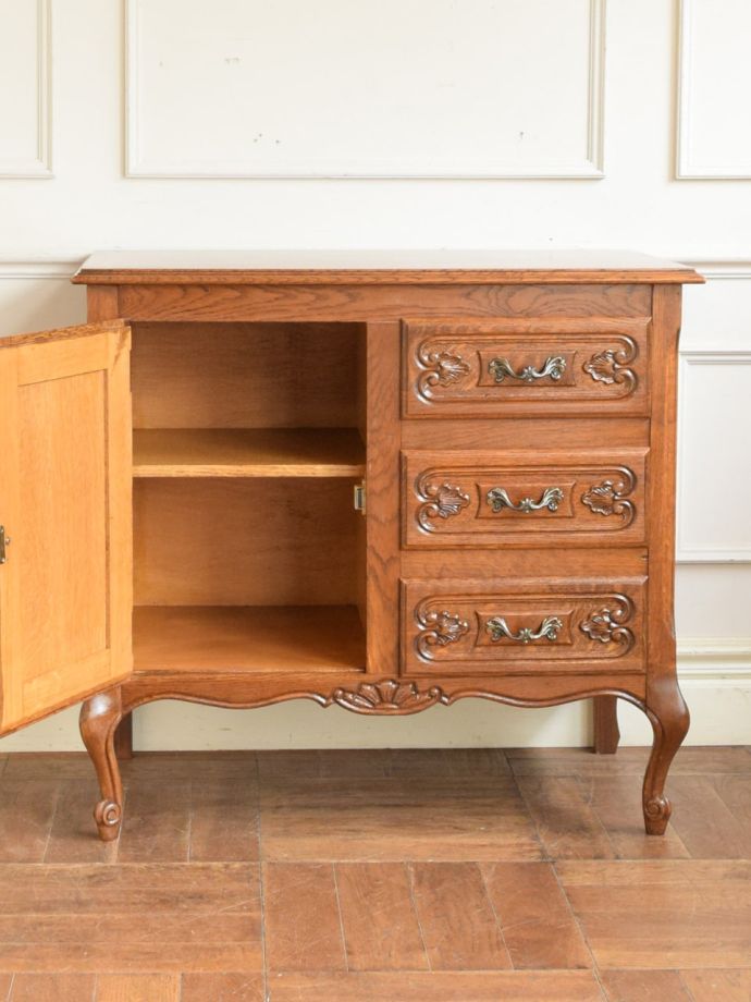 アンティークのサイドボードの扉の中