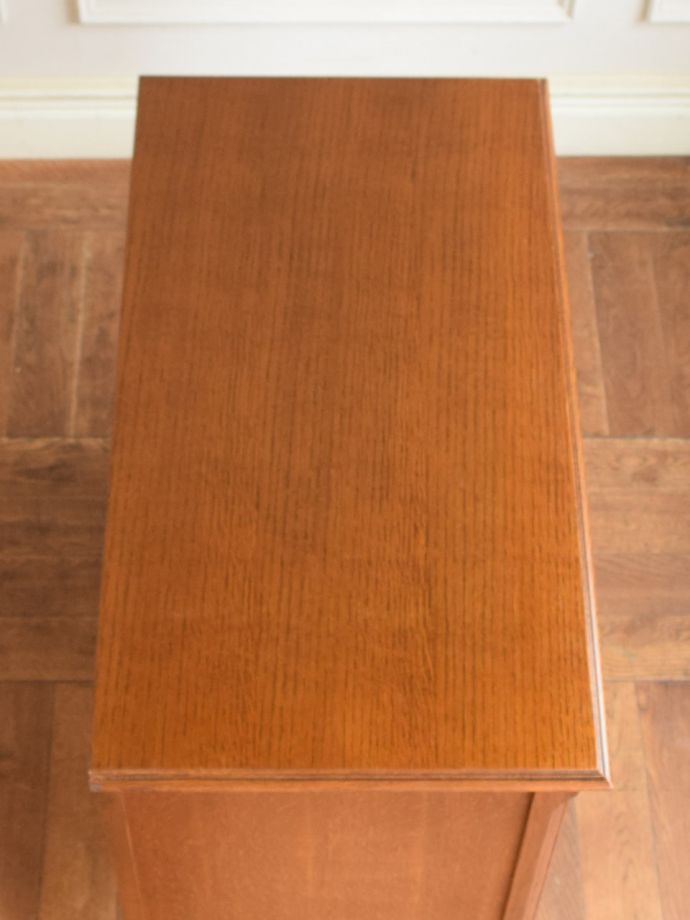 アンティークのサイドボードの天板