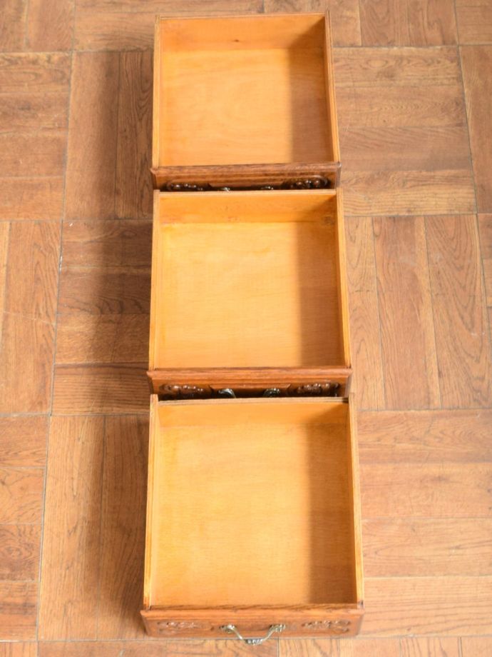 サイドボードの引き出しの中