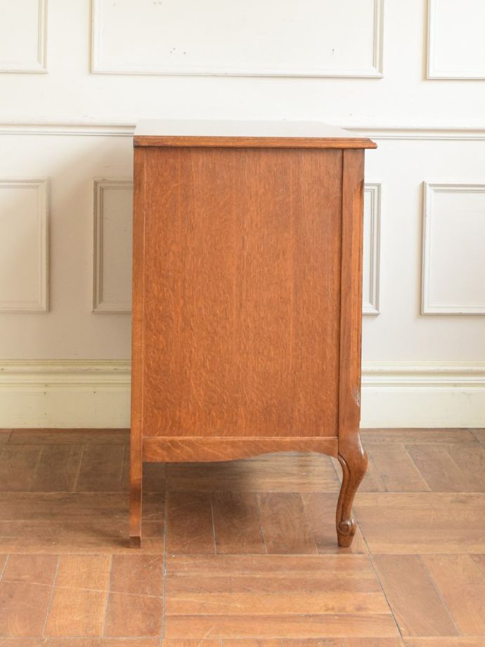 サイドボードの側面