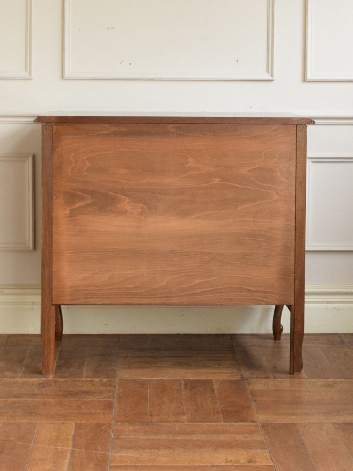 サイドボードの後ろ姿