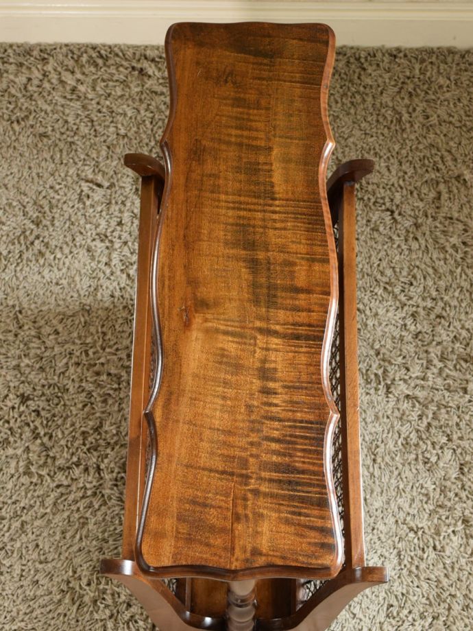 サイドテーブル付きのマガジンラック