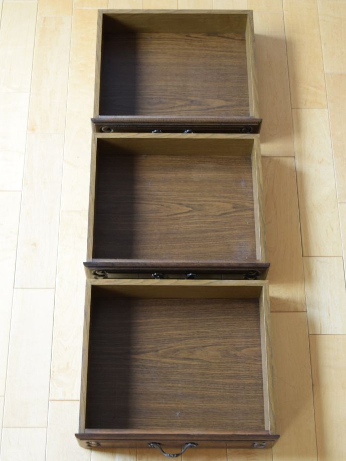 チェストの引き出しの中