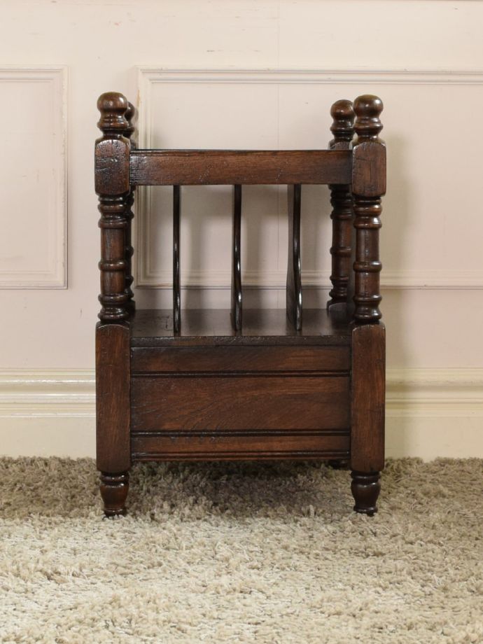 マガジンラックの後ろ姿