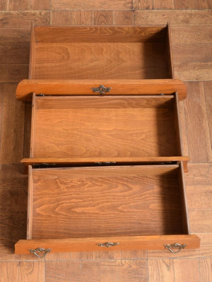 フランスのチェストの引き出しの中