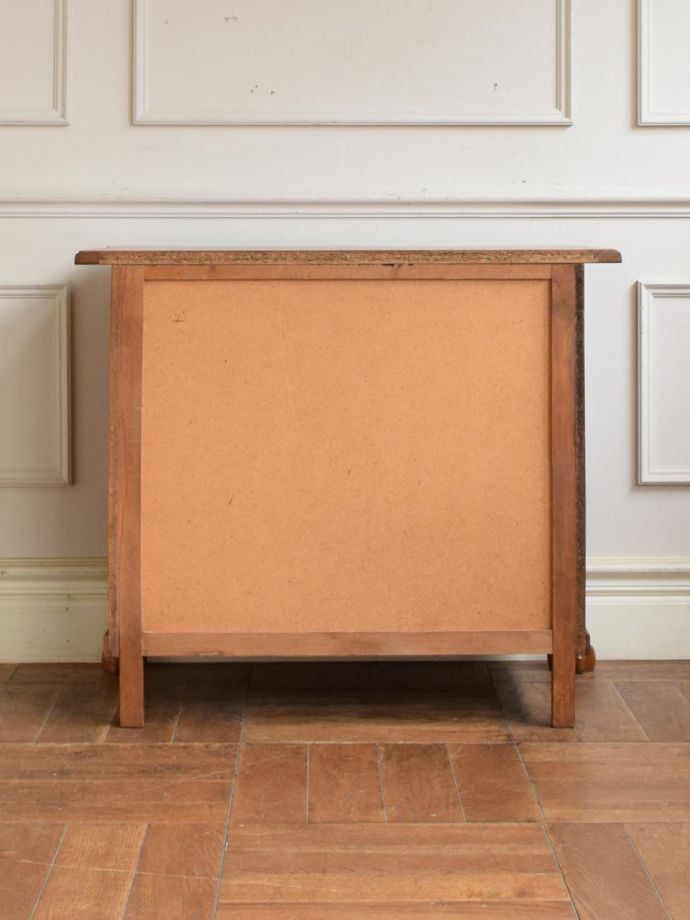 チェストの後ろ姿