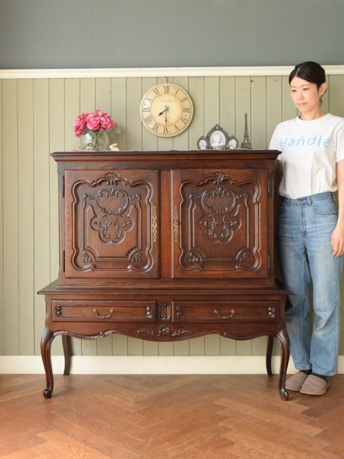 フランスの優雅なサイドボード