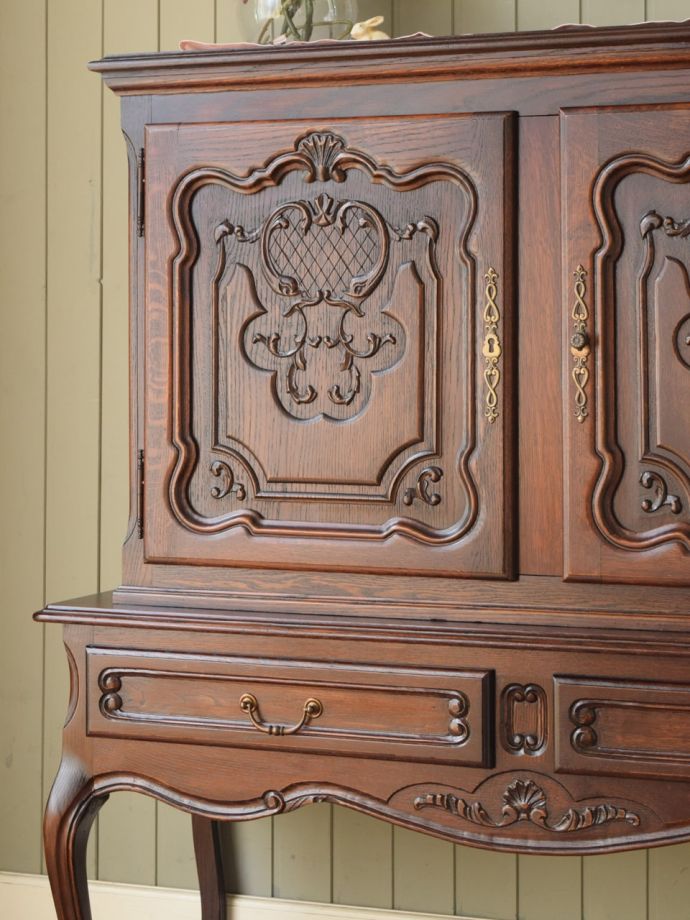 フランスのアンティークらしい美しい彫