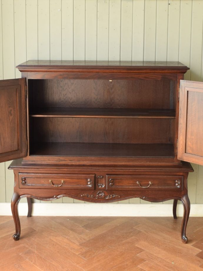 アンティークのサイドボードの扉の中