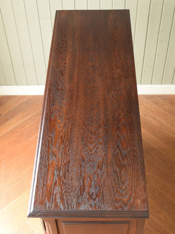 アンティークのサイドボードの天板