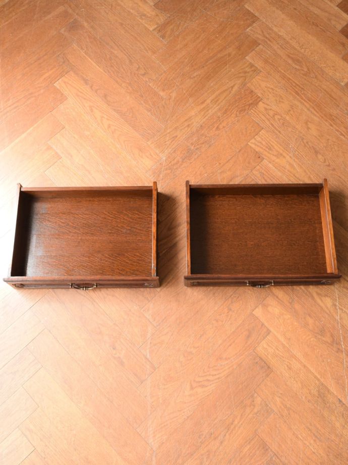 サイドボードの引き出しの中