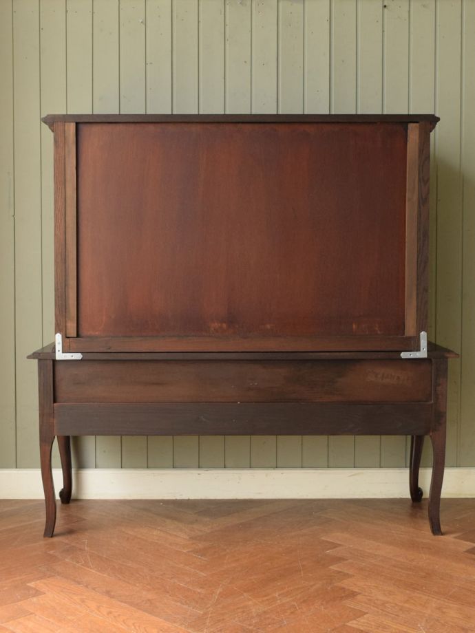 サイドボードの後ろ姿