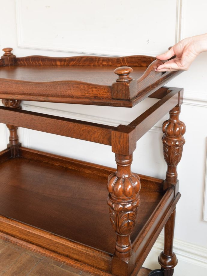 トレイ付きのワゴン