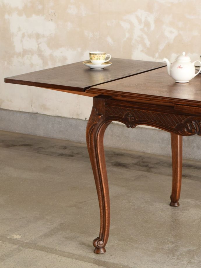 フランスの家具らしい美しい猫脚