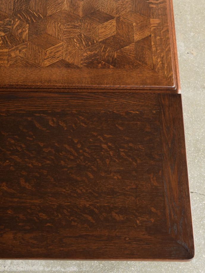 美しいパーケットリーのダイニングテーブル