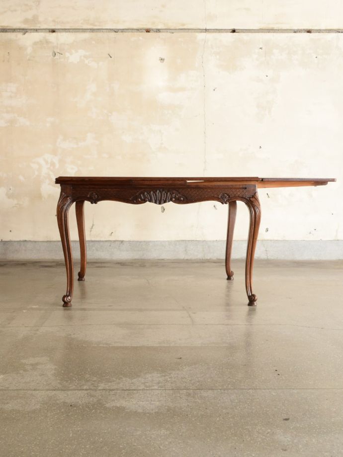 伸長式テーブルを片方開くと