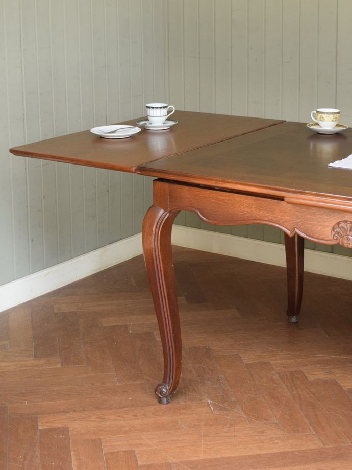 フランスの家具らしい美しい猫脚