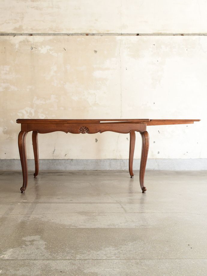 伸長式テーブルを片方開くと