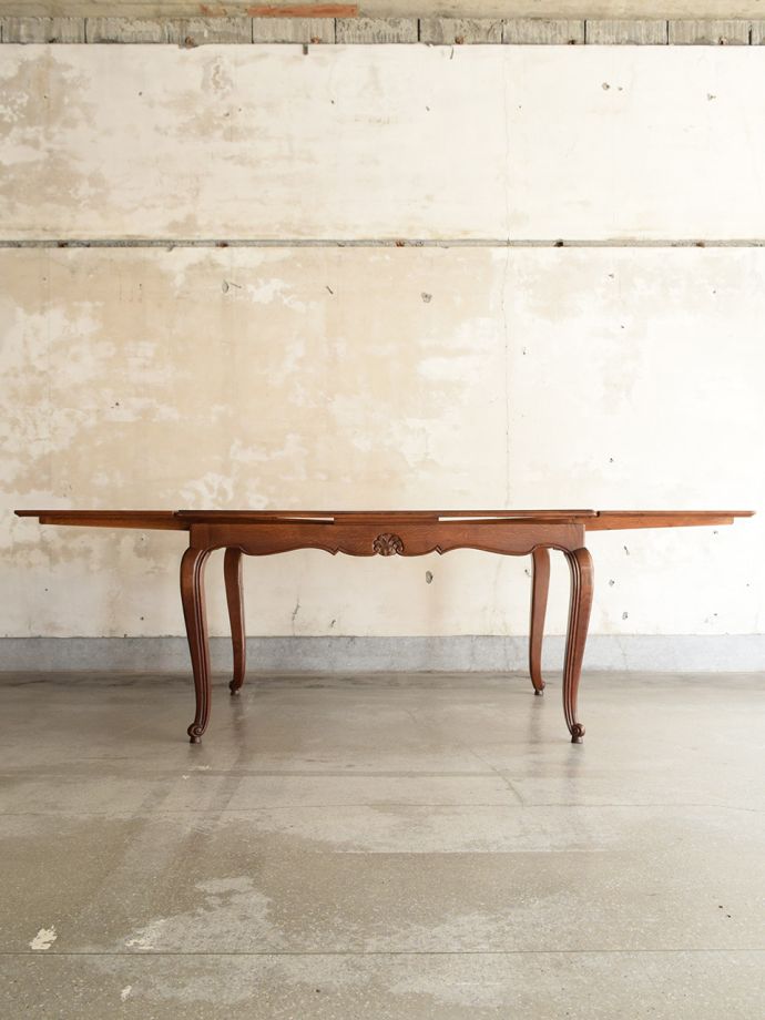 両方のリーフを開いた伸長式テーブル