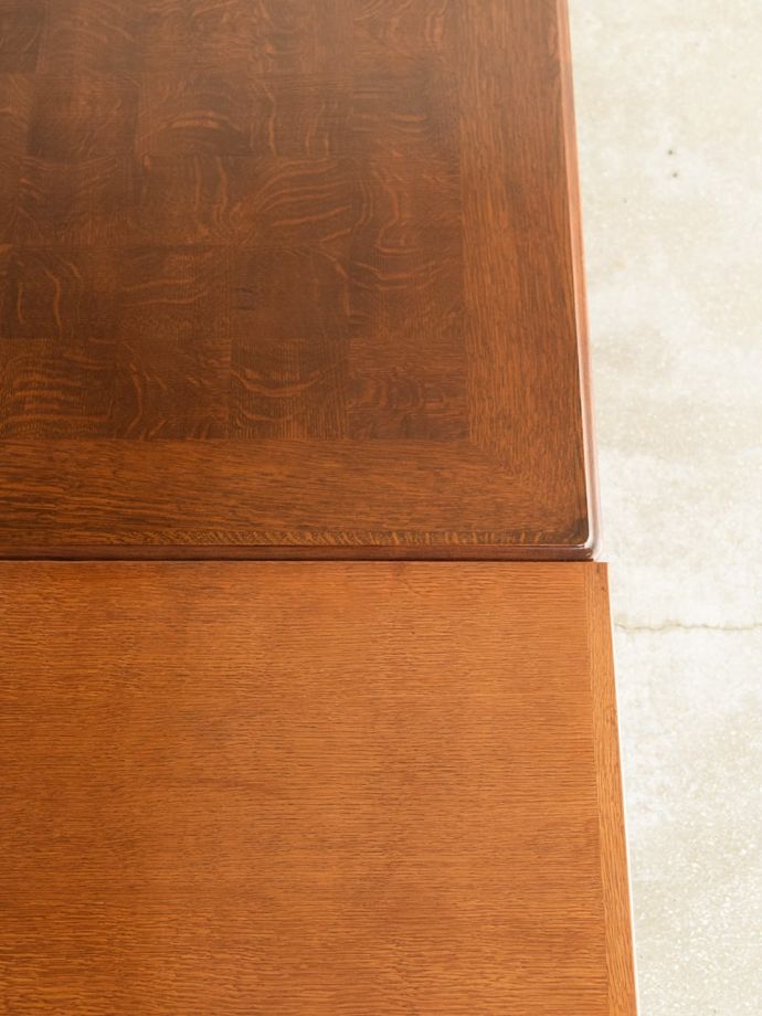 美しいパーケットリーのダイニングテーブル