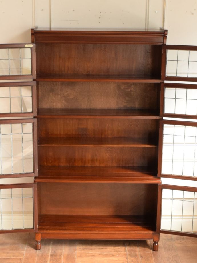 アンティーク本棚の扉の中