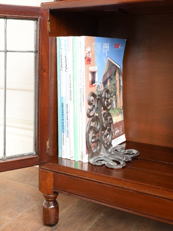 キャビネットの扉の中