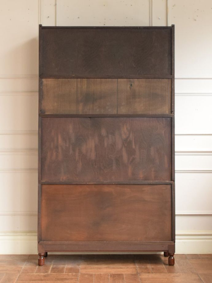 キャビネットの後ろ姿