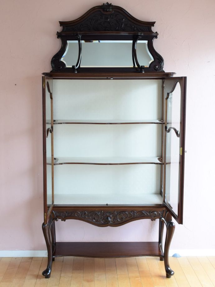 ガラスキャビネットの扉の中