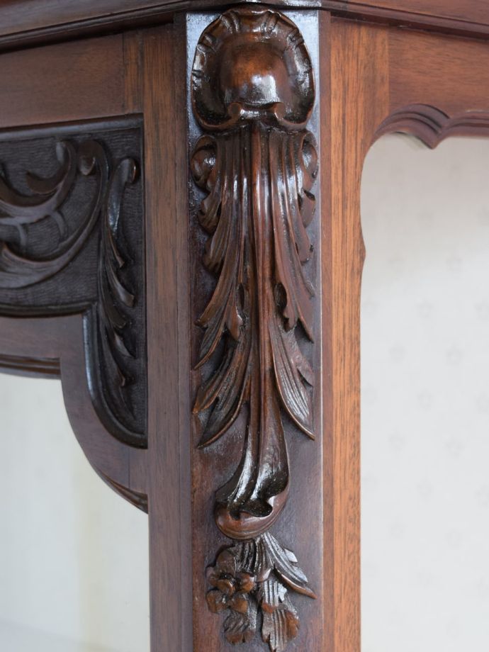 アンティーク家具らしい装飾