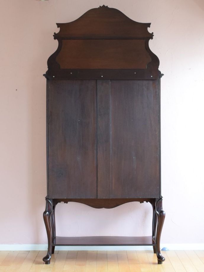 キャビネットの後ろ姿