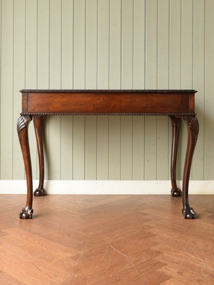 アンティークデスクの後ろ姿