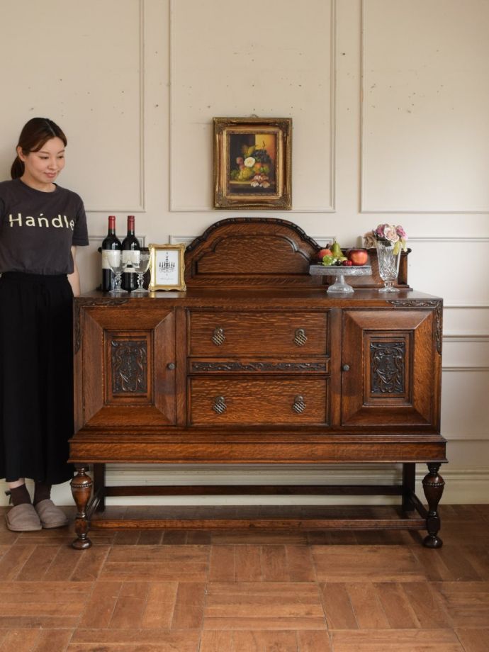 英国アンティークのサイドボード