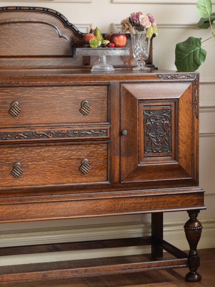 アンティーク家具らしさが漂うサイドボード