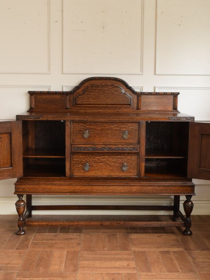 アンティークキャビネットの扉の中