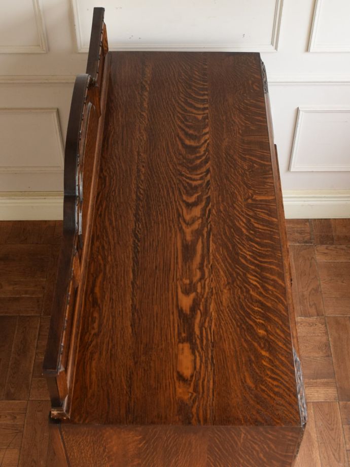 アンティークのサイドボードの天板