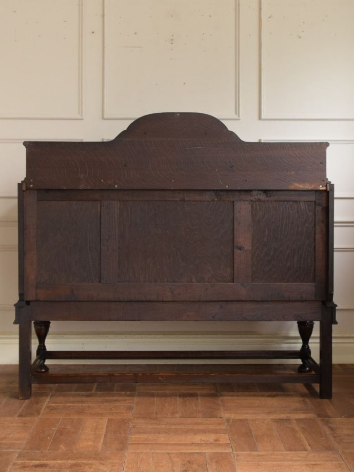 キャビネットの後ろ姿