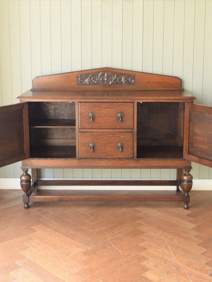 アンティークキャビネットの扉の中