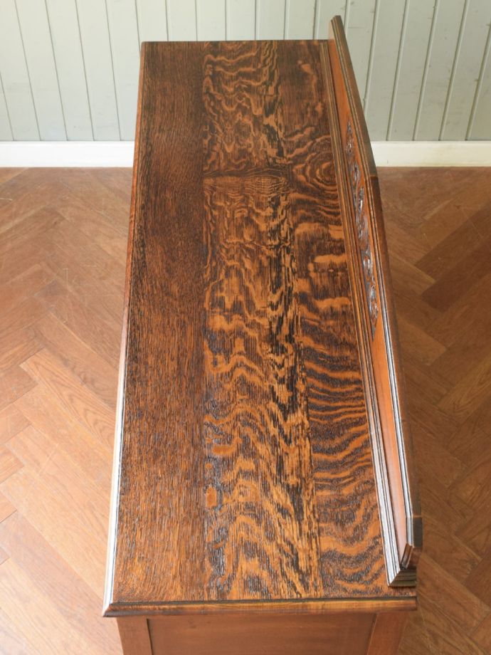 アンティークのサイドボードの天板