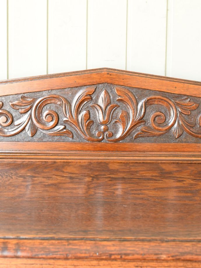 英国アンティーク家具らしい装飾