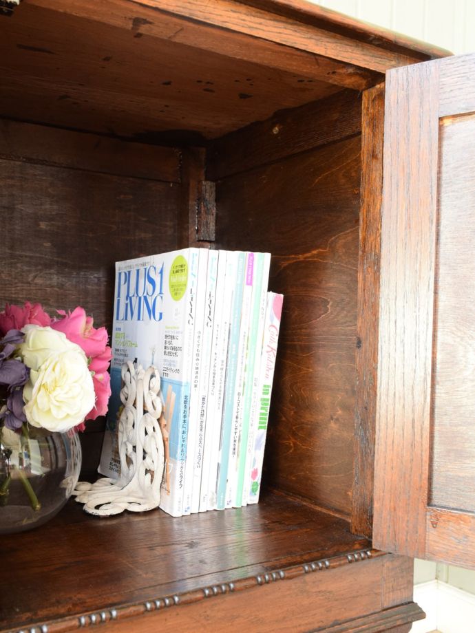 サイドボードの扉を開けると