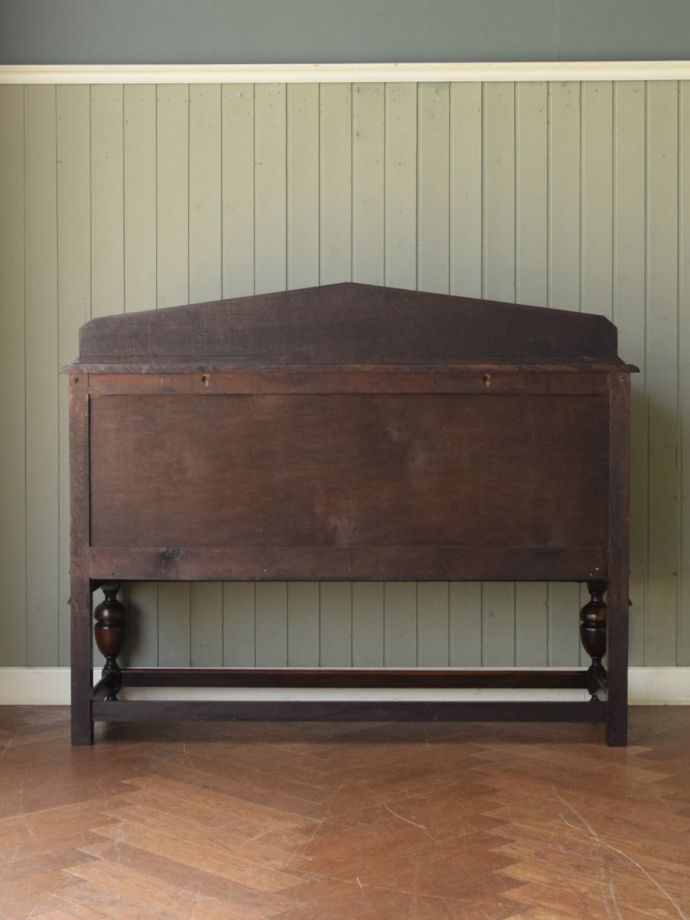 キャビネットの後ろ姿