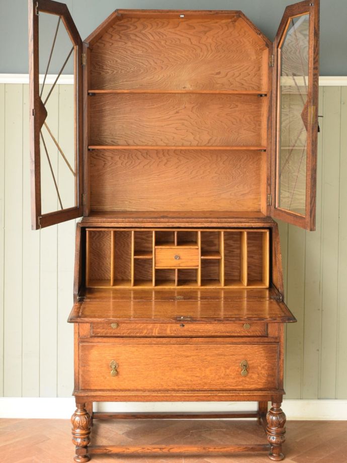 ビューローキャビネットの扉の中