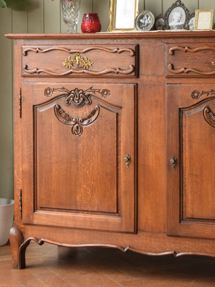 フランスのアンティークらしい美しい彫