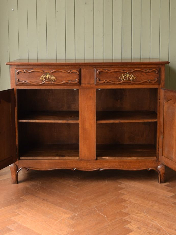 アンティークのサイドボードの扉の中