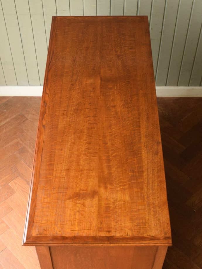 アンティークのサイドボードの天板